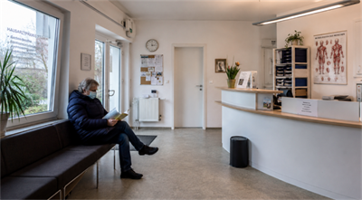 a small local clinic in Europe väike kohalik kliinik Euroopas